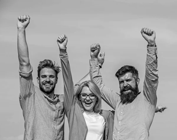 Company reached top. Men with beard in formal shirts and blonde in eyeglasses as successful team. Success concept. Company of three happy colleagues or partners celebrating success, sky background — Stock Photo, Image