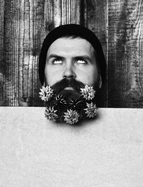 Бородатый мужчина, брутальный кавказский задумчивый хипстер со звездами украшения — стоковое фото