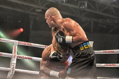 Kiev, Ukrayna - 16 Eylül 2017: Sparta boks Haritayı dahil altı sıralaması mücadele. Milli Güvenlik'Olimpiyskiy, Kiev, Ukrayna sıralaması için kavga sırasında halka boksörler Ismael Garcia ve Denys Berinchyk