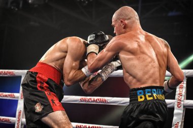 Kiev, Ukrayna - 16 Eylül 2017: Sparta boks Haritayı dahil altı sıralaması mücadele. Milli Güvenlik'Olimpiyskiy, Kiev, Ukrayna sıralaması için kavga sırasında halka boksörler Ismael Garcia ve Denys Berinchyk