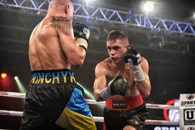 Kiev, Ukrayna - 16 Eylül 2017: Sparta boks Haritayı dahil altı sıralaması mücadele. Milli Güvenlik'Olimpiyskiy, Kiev, Ukrayna sıralaması için kavga sırasında halka boksörler Ismael Garcia ve Denys Berinchyk
