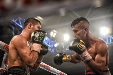 Kiev, Ukrayna - 16 Eylül 2017: Sparta boks Haritayı dahil altı sıralaması mücadele. Milli Güvenlik'Olimpiyskiy, Kiev, Ukrayna sıralaması için kavga sırasında halka tanımlanamayan bir boksörler