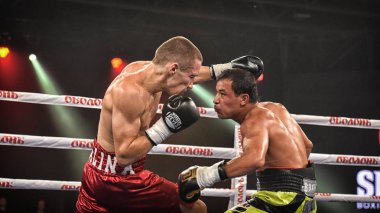 Kiev, Ukrayna - 16 Eylül 2017: Sparta boks Haritayı dahil altı sıralaması mücadele. Milli Güvenlik'Olimpiyskiy, Kiev, Ukrayna sıralaması için kavga sırasında halka tanımlanamayan bir boksörler