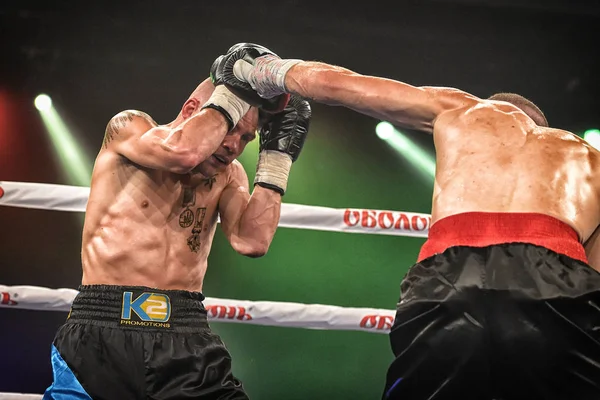 キエフ ウクライナ 2017 スパルタ ボクシング ショーには六つのランキングの戦いが含まれています イスマエル ガルシアとデニス Berinchyk のボクサー — ストック写真