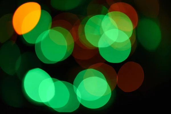 Weihnachtsdekoration. defokussiertes Licht bunter Girlanden. abstrakte bunte Bokeh Hintergrund. Festliche Kulisse mit bunten Lichtern. helle und festliche Atmosphäre des kommenden Urlaubs — Stockfoto