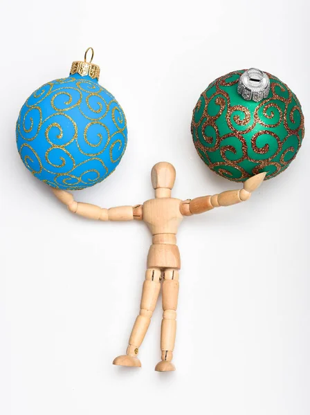Noel süslemeleri beyaz zemin üzerine kapatın. En sevdiğim Noel oyuncak. Oyun oynamak. Ahşap insan vücudu oyuncak stand ve Noel dekorasyon topu tutmak. Christmas eğlence kavramının — Stok fotoğraf