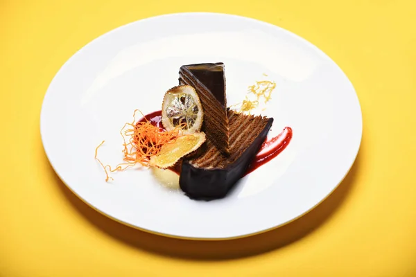Concepto de confitería y dulces. Pedazo de pastel de chocolate — Foto de Stock