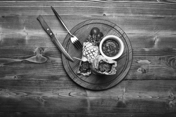 Flatbread s vepřovou nebo kuřecí náplní a červenou chilli omáčkou. — Stock fotografie