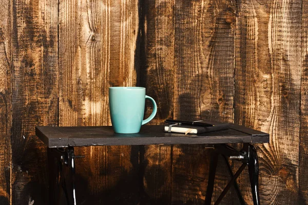 Taza de té o café para beber con copybook y pluma —  Fotos de Stock