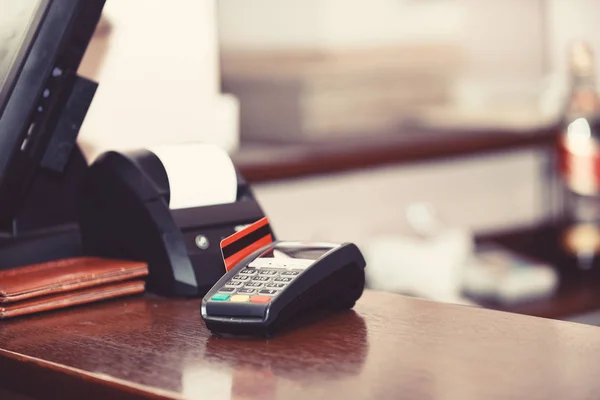 Pagamento com cartão de crédito. Cartão bancário vermelho inserido na máquina EDC — Fotografia de Stock