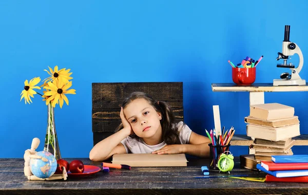 Μαθήτρια με πολύχρωμα χαρτικών, βιβλία, σφαίρα, ρολόι και λουλούδια — Φωτογραφία Αρχείου