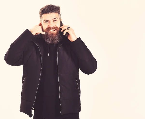 Homme à la barbe ou hipster répond appel avec un visage heureux . — Photo