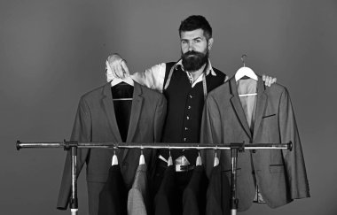 İş moda ve dikiş kavramı. Ciddi yüzle terzi