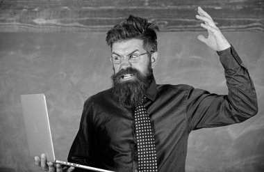 Modern teknoloji için alışmak değil. Öğretmen modern dizüstü kara tahta arka plan ile adam sakallı. Yenilikçi öğretmen laptop ile agresif modern teknoloji hakkında deli gider. Teknoloji fikrini darbeler