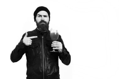 Kafkasyalı vahşi hippi elinde alkollü içecek ya da taze kokteyl tutuyor.