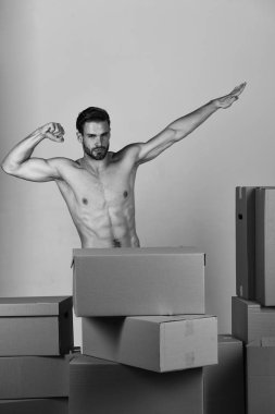 Sakallı maço süper kahraman gibi uçuyor.