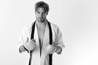 Sağlıklı yaşam tarzı ve boks konsepti. Adam beyaz kimono teşkil etmektedir.