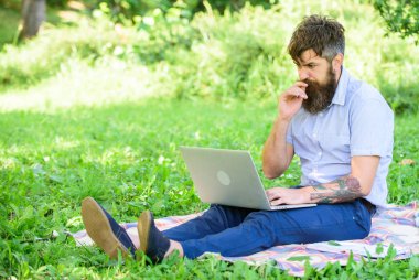 Bloglama için ilham. Blogger doğa tarafından ilham kaynağı olma. Dizüstü doğa arka plan ile sakallı adam. Blogger için sosyal ağ içerik oluşturun. Yazar ya da blogger sosyal ağ için yazı yazmak
