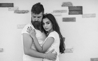 İhale sarılmak. Aşık çift her diğer romantik tarih tadını çıkarın. Aşk romantik tarih sarılma içinde çift duvar arka plan açık havada ışık. Sakallı adam ve kız hugs ya da cuddling. Senin kucak hissetmek çok güzel