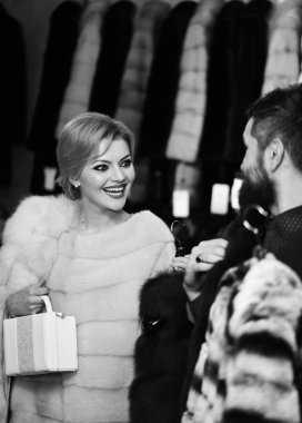 Lüks ve ilişki kavramı. Pahalı sable kaban kadın çalışır