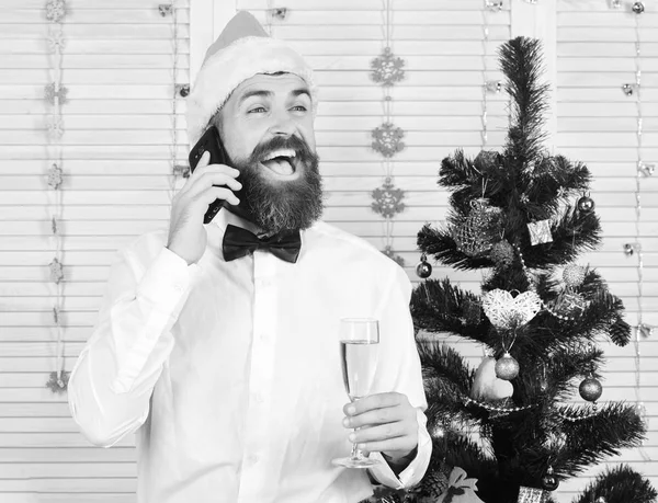 Homem Com Barba Gravata Borboleta Segura Taça Champanhe Fala Telefone — Fotografia de Stock