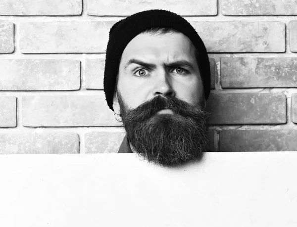 Barbu brutal hipster caucasien avec feuille de papier blanc — Photo