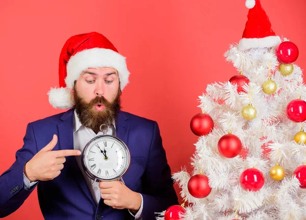 남자 수염된 착용 양복과 산타 모자 잡아 시계. 마지막 순간 거래. 크리스마스까지 시간 계산. 얼마나 많은 시간 왼쪽. 유지 하는 것은 시간을 추적. 축 하 시간입니다. 사업 참여 크리스마스 축 하 — 스톡 사진