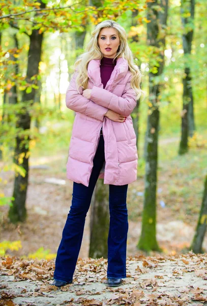 Hoe Rock puffer Jack als ster. Herfst mode concept. Outfit bewijzen puffer vacht stijlvolle kunt kijken. Jassen die iedereen zou moeten hebben. Modieus blond meisje lopen in het park. Beste puffer jassen te kopen — Stockfoto