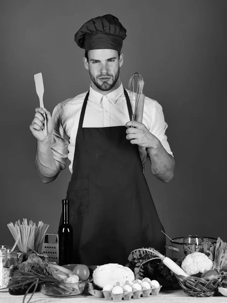 Köket och matlagning koncept. Cook fungerar i köket — Stockfoto