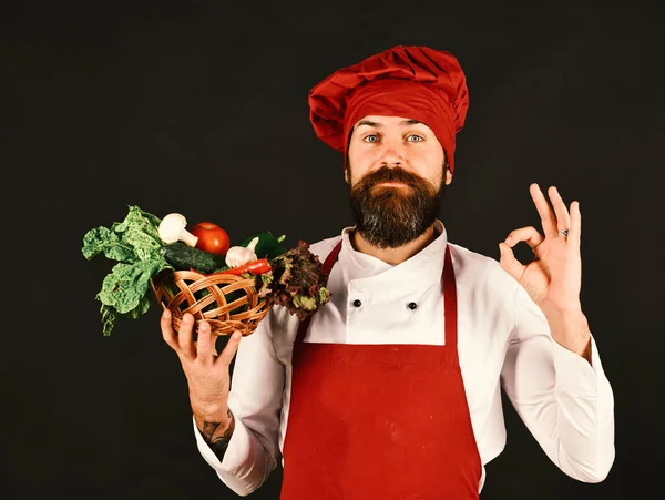 Cook komoly arc burgundi egyenruha tartja zöldségek — Stock Fotó