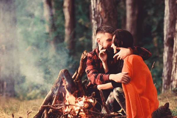 Couple in love at picnic with fire in forest, — Stock Photo, Image