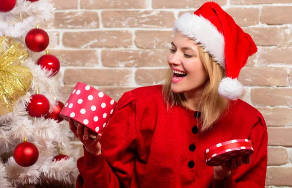 Prettige kerstdagen en gelukkig Nieuwjaar. Nieuwjaar party. gelukkig meisje in Kerstman hoed. levering Kerstcadeaus. Lachende vrouw vieren Kerstmis. Kerst samenstelling. Ik kan niet geloven in het Stockfoto