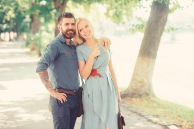 Sakallı adam karşılamak onun kız arkadaşı işten sonra.