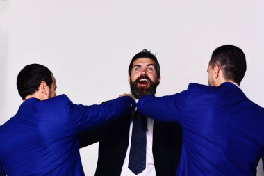 İş arkadaşları en iyi pozisyona karar verir. İş muhalefeti ve rekabet konsepti