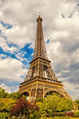 Eyfel Kulesi Paris, Fransa'da gün batımında. Romantik seyahat arka plan.