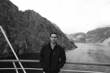 Norveç fiyordu dağ manzarası ile adam turist gemisi. Norveç cruise tatil seyahat. Norveç keşfedin. En iyi Parklar ve doğal konumlar listesi. Bozulmamış doğa ile yolculuk