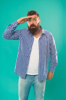 Ne var ki. Adam alin turkuaz arka plan yakınındaki el ile dört gözle. Sağduyulu kavramı. Nasıl kalitesinden geliştirmek için. Göz egzersizleri için sağduyu. Vizyon test