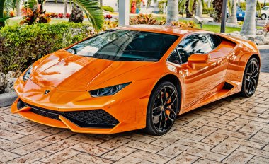Supercar Lamborghini Aventador turuncu