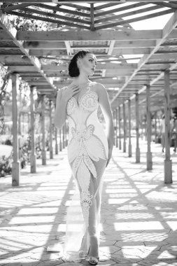 Özel bir gün için hazır. Tropik Düğün. Gelin lüks beyaz gelinlik güneşli gün tropic doğa arka plan. Kadın çok tropik düğün töreninde şaşırtıcı elbise giymek. Egzotik gelin kıyafeti