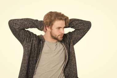 Yüzündeki gri spor giyim sakallı