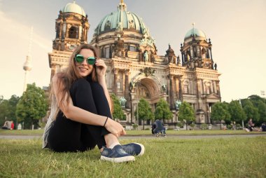 Berlin Katedrali 'nin önünde oturuyor.