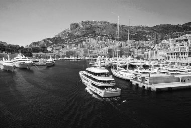 Monte Carlo, Monako - 08 Aralık 2009: gemi evine deniz liman evleri ile dağ manzarası. Yat Kulübü ve yaz sahil şehri. Deniz macera ve tekne gezileri. Tatil ve yolculuk tutkusu