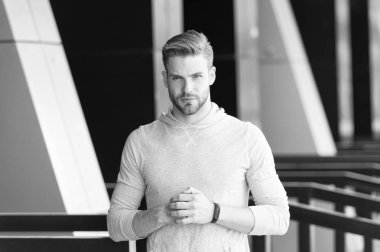 Yeni teknoloji ve gelecekteki yenilikler. Sporcu aşınma pedometre bilezik yandan Stadı. Adam onay egzersiz sonuçları uygun. Saat kaç. Teknolojileri Eğitimi kolaylaştırmak. Zamanında göz kulak