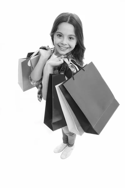 女孩的快乐。小女孩开心的笑脸带着一堆包裹白色背景。生日女孩的概念。女孩喜欢收到礼物和生日礼物。孩子们带着礼物庆祝生日 — 图库照片
