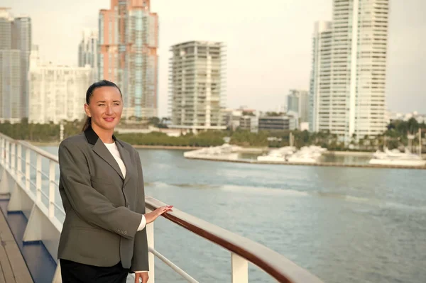 Mujer de negocios o feliz linda chica en el barco — Foto de Stock