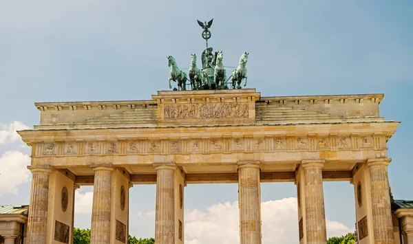 Puerta de Brandeburgo en el día soleado en Berlín. Alemania — Foto de Stock