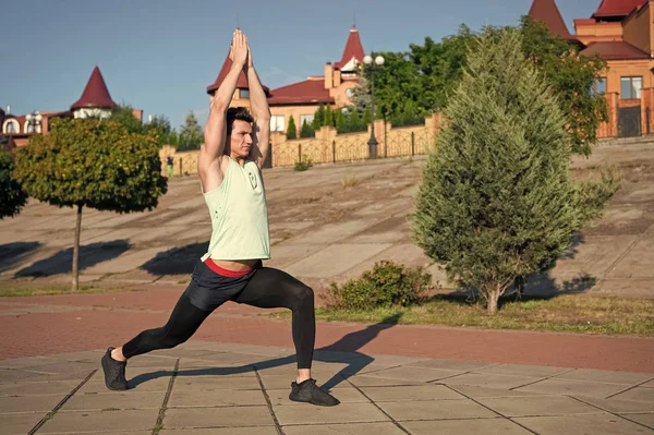 Fitter Macho im Trainingsanzug auf urbanem Terrain — Stockfoto