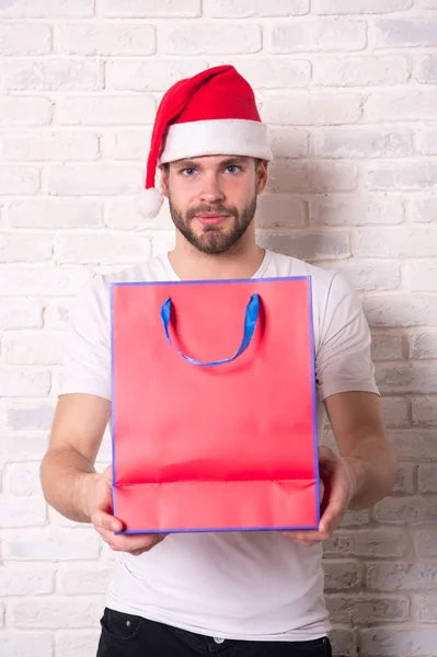 Щасливий Санта людина. доставку різдвяного подарунка. людина в капелюсі Санта тримає подарунок на Різдво. онлайн різдвяні покупки. З новим роком, копіюй простір. Ранок перед Різдвом. Різдвяні забави. Продаж зимових свят — стокове фото
