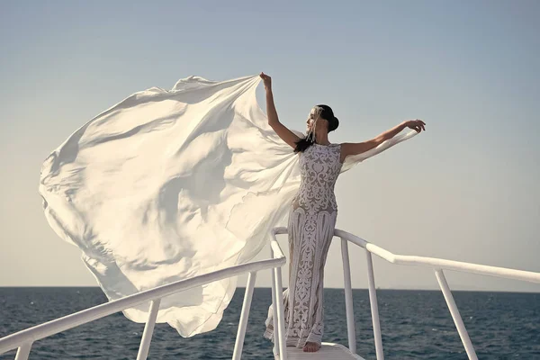 Meisje in jurk op blauwe hemel op zee. — Stockfoto