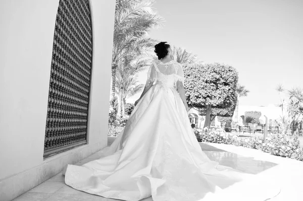 Мода. Концепція весільної моди. Модна модель на весільній сукні. Наречена в модному платті на весілля. Чарівна наречена . — стокове фото